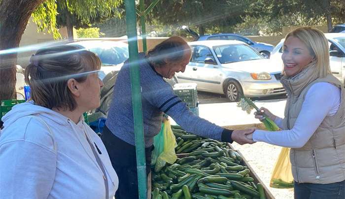 Στη Λαϊκή Αγορά της Ρόδου η Μίκα Ιατρίδη: «Οι παραγωγοί, βασικό στοιχείο της οικονομικής δραστηριότητας και της παράδοσης της χώρας μας».
