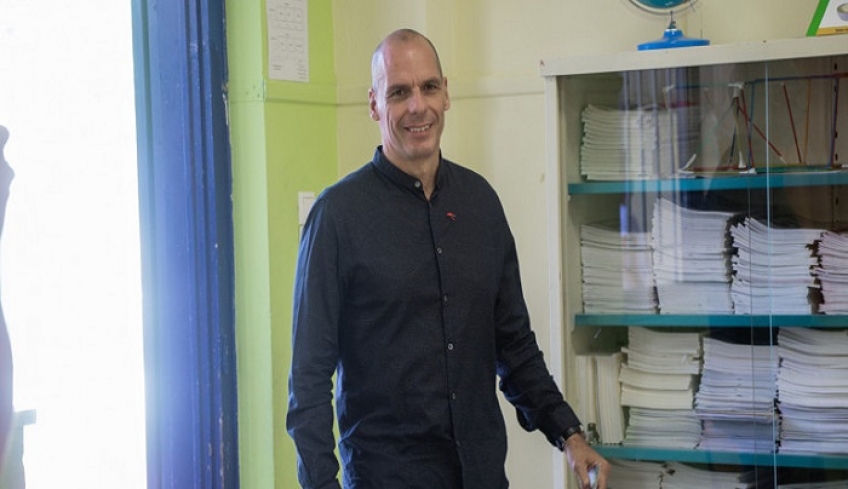 «Επεισόδιο» μεταξύ Βαρουφάκη και αστυνομικού στο αεροδρόμιο του Παρισιού -Τι καταγγέλλει