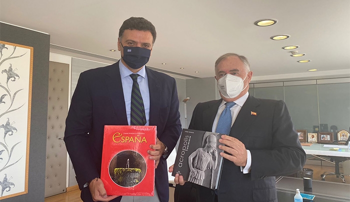 Ο Υπουργός Τουρισμού Βασίλης Κικίλιας συναντήθηκε σήμερα στο Υπουργείο Τουρισμού με τον Πρέσβη της Ισπανίας Enrique Viguera.