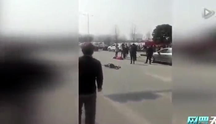 Βίντεο: Οδηγός σε αμόκ πατάει με το αυτοκίνητο του 12 παιδιά