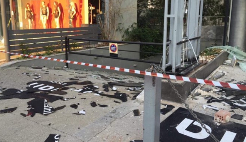 Μαρούσι: Η στιγμή που ο δράστης βάζει βόμβα στο κατάστημα (βίντεο)
