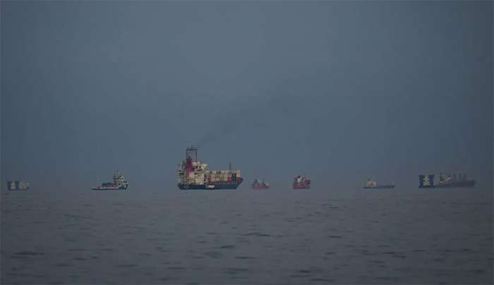 Πετρελαιοφόρα και φορτηγά πλοία παρατάσσονται στο Στενό του Ορμούζ  AP