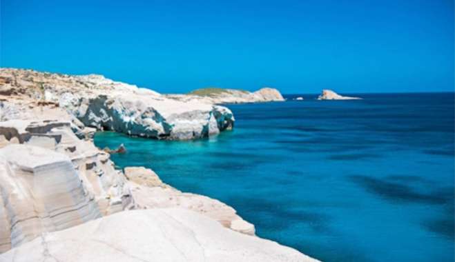 Η παραλία Σαρακίνικο στη Μήλο, που βρέθηκε στο προσκήνιο της δημοσιότητας λόγω της άδειας για ανέγερση 5άστερου ξενοδοχείου- φωτό: Δήμος Μήλου