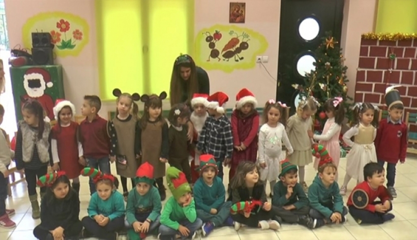 ΔΙΠΛΗ Η ΧΡΙΣΤΟΥΓΕΝΝΙΑΤΙΚΗ ΓΙΟΡΤΗ ΤΟΥ ΔΗΜΟΤΙΚΟΥ ΒΡΕΦΟΝΗΠΙΑΚΟΥ ΣΤΑΘΜΟΥ ΖΙΠΑΡΙΟΥ/video