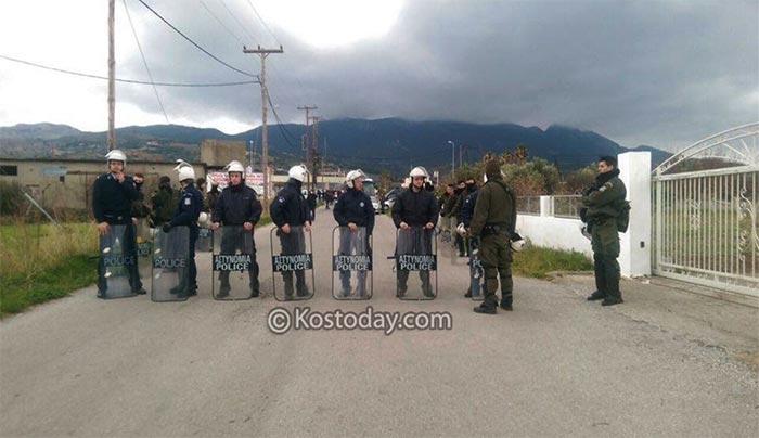 ΈΚΤΑΚΤΟ:  Συναγερμός στα Φωκάλια - Κόσμος, Αστυνομία και ΜΑΤ συγκεντρώθηκαν στην περιοχή (Φωτό &amp; Βίντεο)