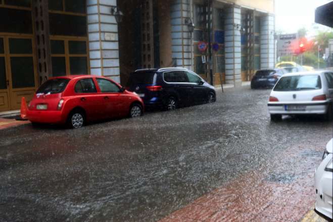 Καιρός σήμερα: Τοπικές βροχές με ομίχλες και υγρασία – Αναλυτική πρόγνωση