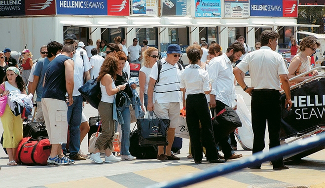 Ο τουρισμός κάνει ρεκόρ και στη "μαύρη" εργασία