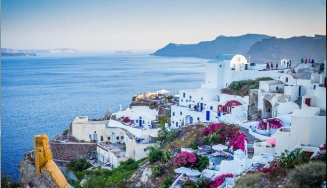 Η απληστία μερίδας ξενοδόχων θέτει σε κίνδυνο την τεράστια φετινή επιτυχία του τουρισμού