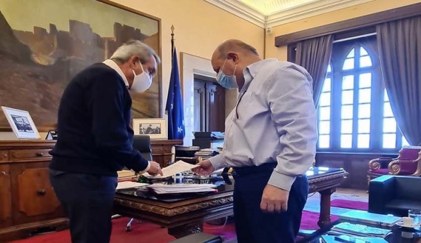 Με τον  Δημοτικό Σύμβουλο Καρπάθου Μιχάλη Τσαμπουνιεράκη συνατήθηκε ο Γ. Χατζημάρκος