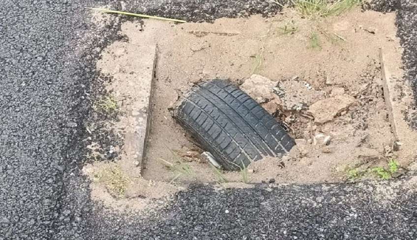 Θεσσαλονίκη - Aπίστευτο και όμως...ελληνικό: Ασφαλτόστρωσαν δρόμο και ξέχασαν μία ρόδα Ι.Χ. [Εικόνα]