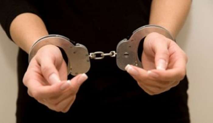 Συνελήφθη μητέρα στη Ρόδο για έκθεση ανηλίκου σε κίνδυνο