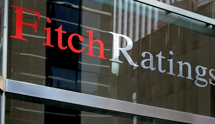 Ηχηρό χτύπημα από τον οίκο αξιολόγησης Fitch: Υποβάθμισε εκτάκτως την ελληνική οικονομία κατά τρεις βαθμίδες