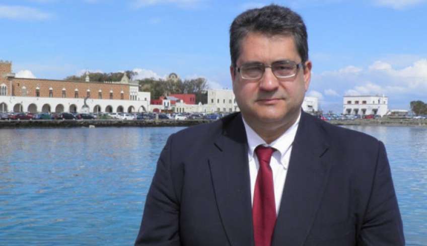 Κόκκινος: «Ο κ. Χατζημάρκος ας κοιτάξει στον καθρέφτη του .....εκεί θα βρει τις "συμμορίες " και τους "λαθρεπιβάτες"»
