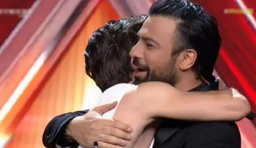 Απίστευτη ανατροπή στο X Factor – Αποχώρησε μα τον «υιοθέτησε» ο Ανδρέας Γεωργίου