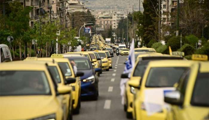 Χωρίς ταξί έως τα ξημερώματα της Πέμπτης η χώρα – Συνάντηση με τον Κυρανάκη ζητούν οι οδηγοί