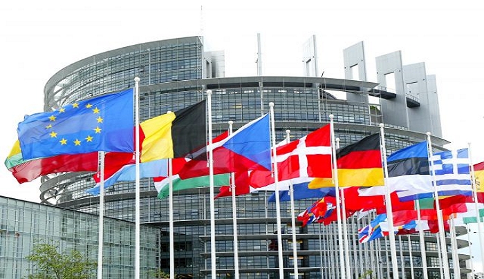 Και η επίσημη ανακοίνωση της Κομισιόν: Η Επιτροπή συνιστά τη μερική και σταδιακή άρση των ταξιδιωτικών περιορισμών προς την ΕΕ μετά τις 30 Ιουνίου, βάσει κοινής συντονισμένης προσέγγισης