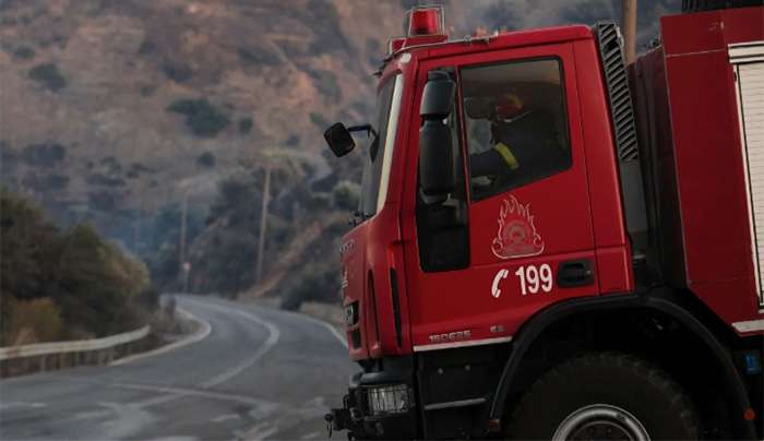 Πυροσβεστικές δυνάμεις σπεύδουν για κατάσβεση πυρκαγιάς  AP Photo/Giannis Angelakis