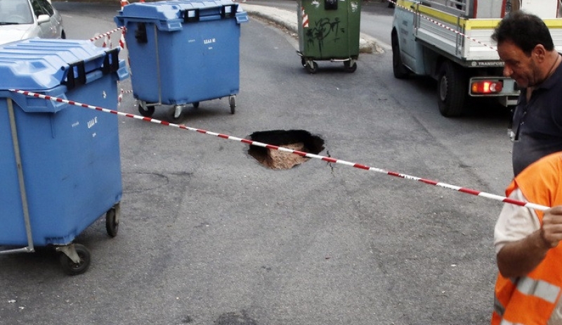 Απίστευτες εικόνες: Άνοιξαν οι δρόμοι στο κέντρο της Αθήνας - Σχηματίστηκαν τρύπες από την καθίζηση (φωτό)
