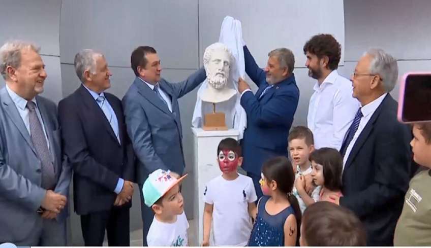 Γιατί γεμίζουν οι πόλεις με προτομές του Ιπποκράτη; Πώς συνδέεται η πρωτοβουλία αυτή με τον ιαματικό τουρισμό