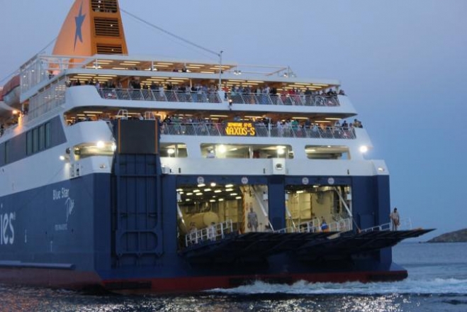 Στη Σύρο προσέγγισε το Blue Star Delos λόγο "ενδιαφέρουσας" ανάγκης