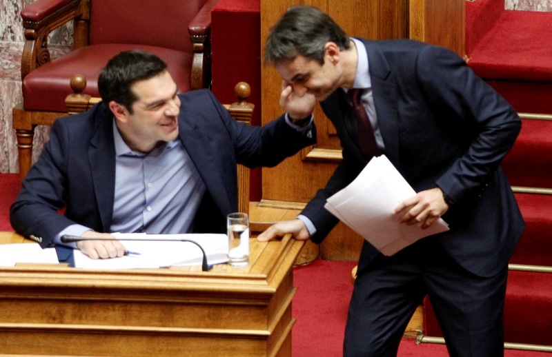 Η ωμή πραγματικότητα: Τo… ταβάνι του Μητσοτάκη και η ισχνή ανάκαμψη του Τσίπρα