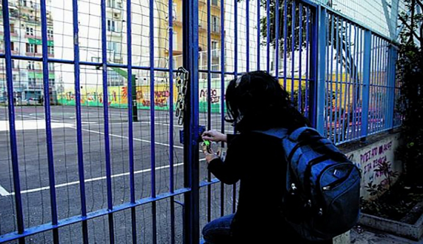 «Επιδημία» αρνητών σε σχολεία – Γονείς αρνητές μήνυσαν εκπαιδευτικούς για εσχάτη προδοσία και βασανισμό