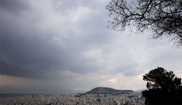 Καιρός σήμερα: Αυξημένες νεφώσεις με τοπικές βροχές και κυρίως στα δυτικά και νότια θαλάσσια - παραθαλάσσια τμήματα σποραδικές καταιγίδες.