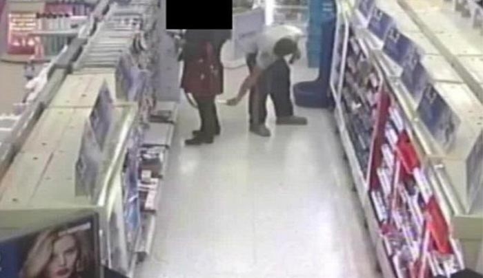 Απίστευτο! Ηδονοβλεψίας πιάστηκε να φωτογραφίζει κάτω από τη φούστα γυναίκας σε μαγαζί! (Βίντεο)
