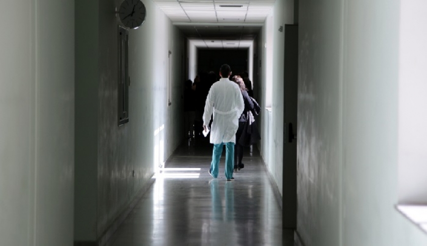 Αγωνία για το επτάχρονο αγοράκι που καταπλακώθηκε από καγκελόπορτα στον Πύργο