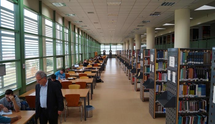 Πρόταση-«βόμβα» για κατάργηση των έντυπων συγγραμμάτων στα πανεπιστήμια, προκαλεί αντιδράσεις