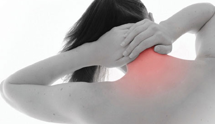 Τι προκαλεί πόνο στον αυχένα και τον ώμο;