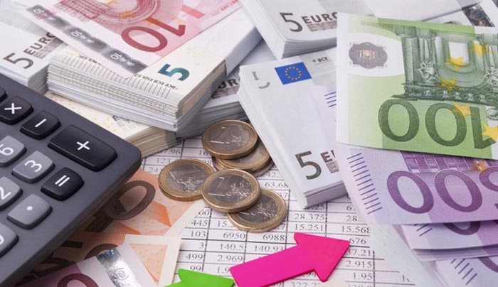 Εισφορές και φόροι "καταπίνουν" τα εισοδήματα ελεύθερων επαγγελματιών