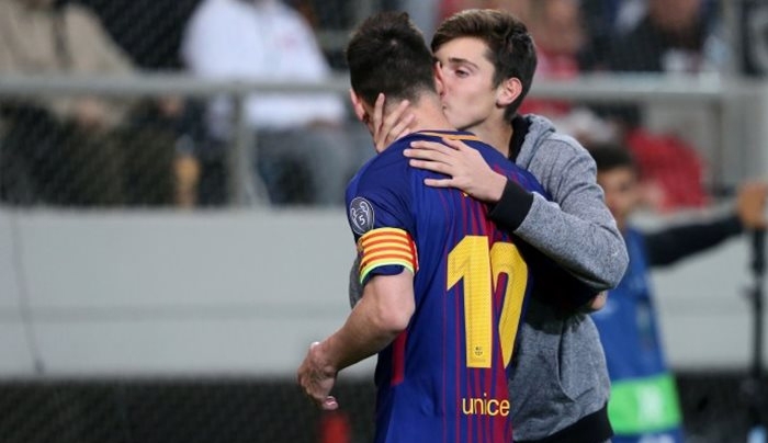 «Καμπάνα» από την UEFA στον Ολυμπιακό για την... επίθεση αγάπης στον Μέσι!