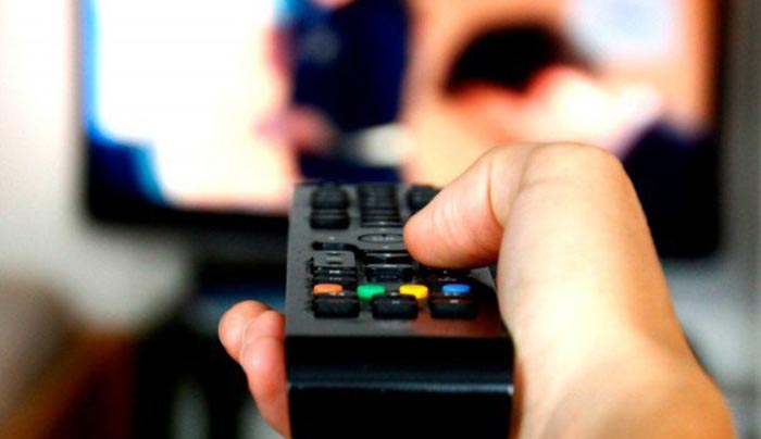 ΑΥΤΟΣ είναι ο Λόγος που η TV στην Κρεβατοκάμαρα Βελτιώνει τη Σχέση σας