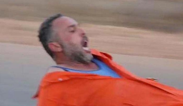Νέο βίντεο-σοκ από τους τζιχαντιστές: Σέρνουν κρατούμενο πίσω από αυτοκίνητο