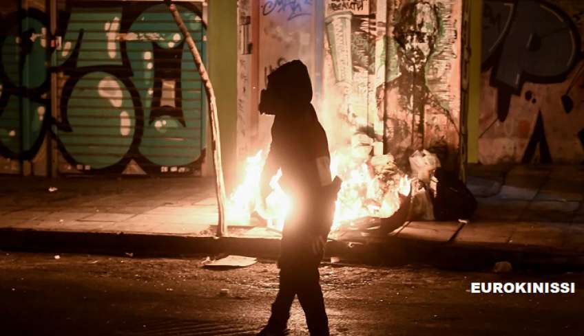 Νύχτα επεισοδίων στα Εξάρχεια: Κουκουλοφόροι πέταξαν μολότοφ κατά αστυνομικών, ένας τραυματίας