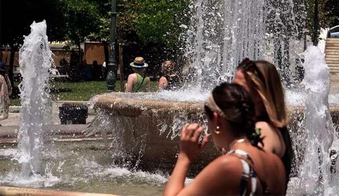 Καιρός σήμερα: Καμίνι η χώρα με 42αρια και μελτέμια στο Αιγαίο