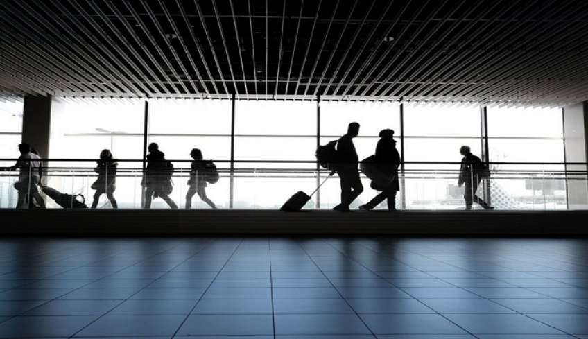 Ε.Ε.: Μη υποχρεωτική από τις 16 Μαΐου η μάσκα σε αεροδρόμια και αεροπλάνα