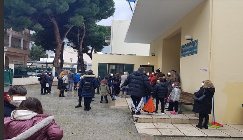 Αγανάκτηση και συνωστισμός γονιών – παιδιών… Παιδικοί εμβολιασμοί στην Κω υπό βροχή, κρύο και ανοργανωσιά!
