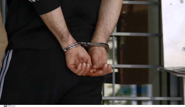 Χειροπέδες σε αστυνομικό διοικητή κοσμοπολίτικου νησιού: Η «επιχείρηση» που είχε στήσει για την τουριστική σεζόν
