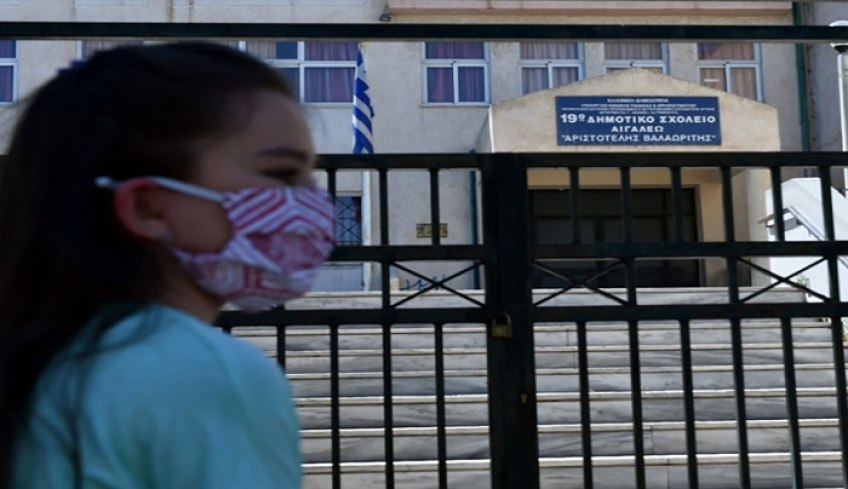 Επανέρχονται τα έντυπα βεβαίωσης για τους μαθητές – Το sms για τους γονείς