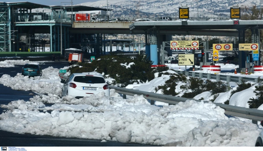 Απίστευτο και όμως... ελληνικό: Βάζουν τα ΙΧ τους στην Αττική Οδό για να πάρουν 2.000 ευρώ (βίντεο)