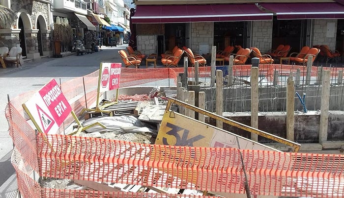 ΣΕΠΕ ΚΩ: ΒΟΜΒΑΡΔΙΣΜΕΝΗ ΠΕΡΙΟΧΗ Η ΠΛΑΤΕΙΑ ΤΗΣ ΚΑΡΔΑΜΑΙΝΑΣ (φωτό)