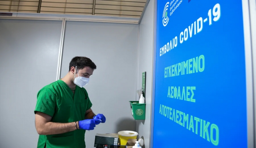 Μέχρι το Σάββατο η Επιτροπή Εμβολιασμών δίνει «πράσινο φως» σε αναμνηστική δόση σε τέσσερις αντί για έξι μήνες