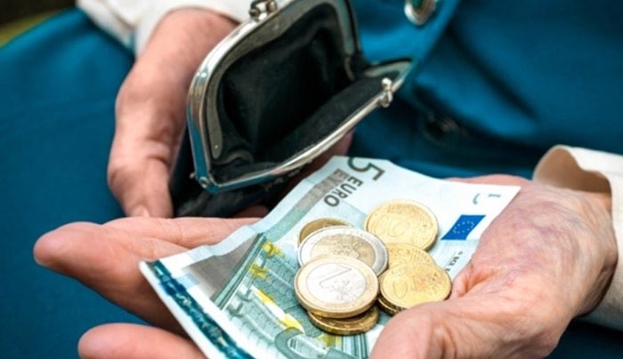 Περικοπές στις σημερινές συντάξεις και «μαχαίρι» στα εφάπαξ ζητούν οι δανειστές