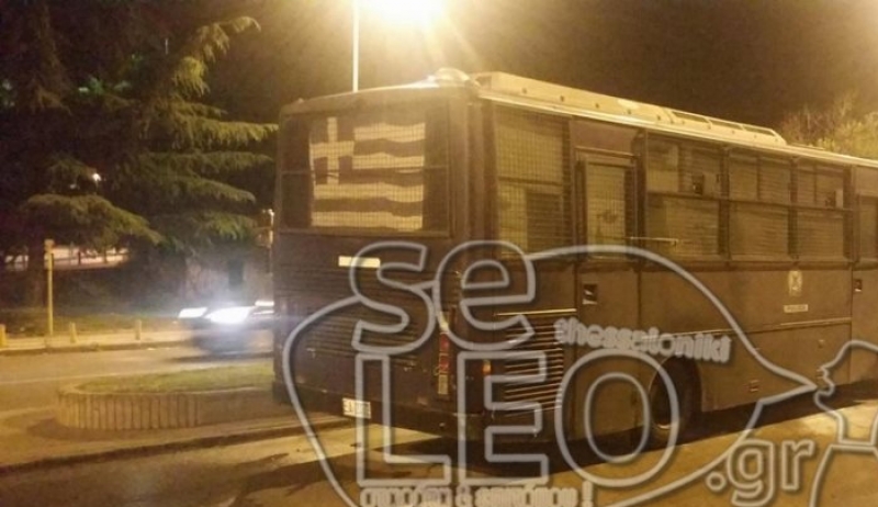 Πέταξαν 30 μολότοφ σε κλούβα των ΜΑΤ στη Θεσσαλονίκη - Αστυνομικοί: Ήθελαν να σκοτώσουν