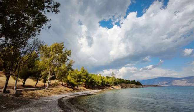 Καιρός σήμερα: Συννεφιασμένος με τοπικές βροχές και ανέμους έως 6 μποφόρ