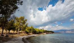 Καιρός σήμερα: Συννεφιασμένος με τοπικές βροχές και ανέμους έως 6 μποφόρ