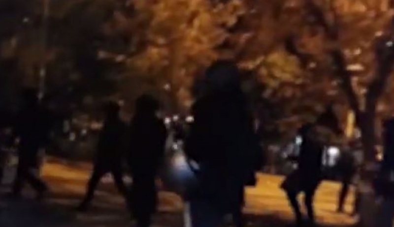 Ντου αναρχικών κατά διακινητών ναρκωτικών στα Εξάρχεια [βίντεο]