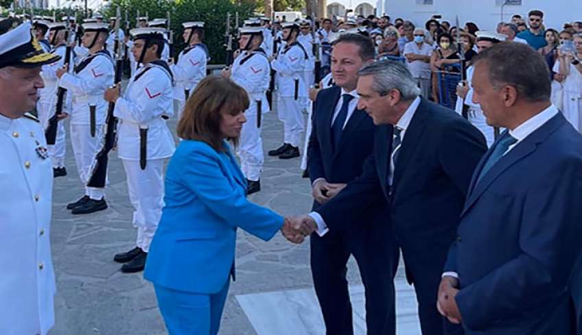 Στην Πάρο για τον Δεκαπενταύγουστο η ΠτΔ – Την υποδέχθηκε ο Περιφερειάρχης Γ. Χατζημάρκος